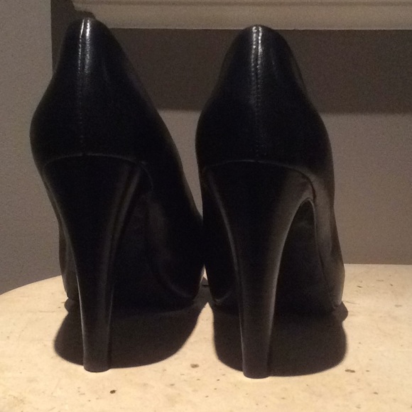 Black Pumps - Picture 2 of 3